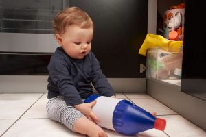 bébé : attention aux produits dangereux !