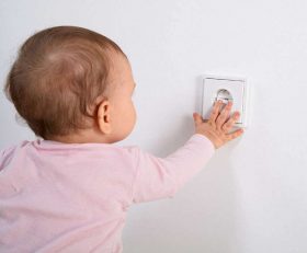attention aux prises électriques pour protéger votre bébé !