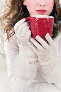 Boire un chocolat chaud pour se réchauffer