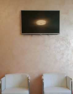 Petite télévision fixée au -mur