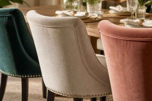 Chaises recouvertes de tissus en velours et coton dans une salle à manger élégante