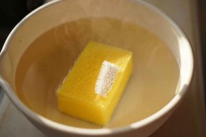 Utiliser des produits biodégradables pour nettoyer vos éponges