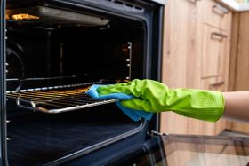 Nettoyer la grille du four : les astuces de grand-mère