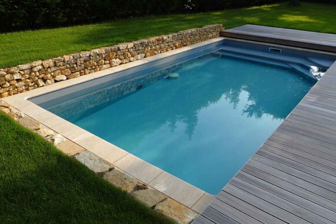 Piscine semi-enterrée : un choix sécurisé pour votre famille