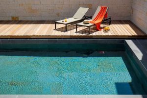 Les avantages d'une piscine semi-enterrée