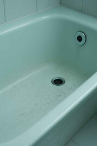 Baignoire traces de calcaire