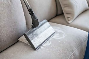 Canapé taché : location d'une shampouineuse