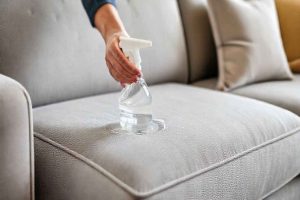 Utiliser une shampouineuse pour nettoyer un canapé - produits