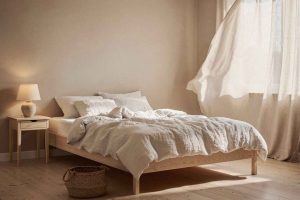 Inspirez-vous de cette chambre scandinave cosy pour un intérieur chaleureux et naturel. Astuces déco et idées d'aménagement