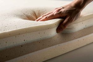 Découvrez la structure interne d'un matelas en mousse à mémoire de forme. Comment choisir la bonne densité pour un soutien optimal ?