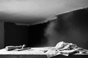 Préparation plafond avant peinture : ponçage, enduit, dépoussiérage. Étapes essentielles pour un résultat professionnel. Conseils travaux bricolage