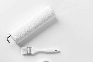 Outils pour peindre un plafond : rouleau poils moyens 12-18mm, pinceau angles, bac peinture. Matériel essentiel pour travaux peinture plafond