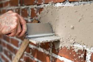 Gobetis puis renformis : découvrez la technique professionnelle d'application de l'enduit en deux passes pour une réparation de façade durable et solide