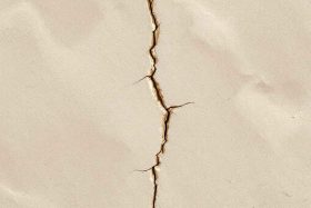 Votre façade en enduit gratté présente des fissures ? Découvrez notre guide complet pour identifier les causes et réparer efficacement votre enduit extérieur, étape par étape