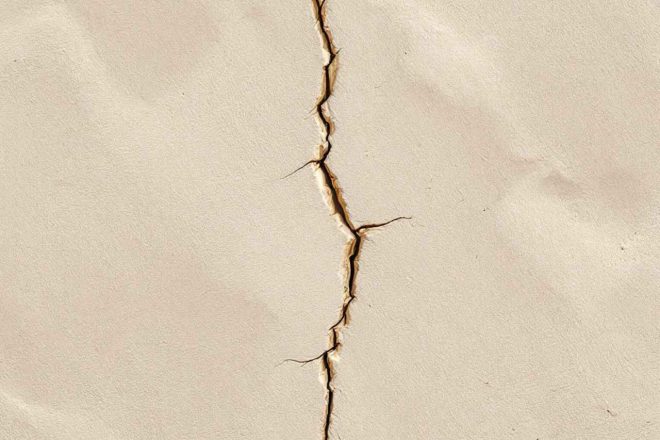 Votre façade en enduit gratté présente des fissures ? Découvrez notre guide complet pour identifier les causes et réparer efficacement votre enduit extérieur, étape par étape