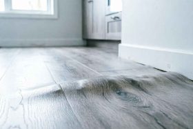 Un sol en lino qui gondole et forme une bulle inesthétique dans une cuisine lumineuse. Découvrez dans l'article comment réparer un lino qui gondole facilement, identifier les causes du problème et redonner à votre sol souple tout son éclat, sans avoir à le remplacer entièrement