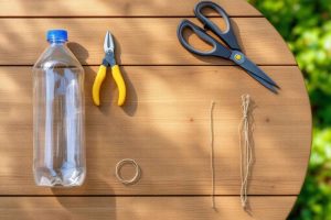 Le matériel nécessaire pour fabriquer un piège à guêpes maison : bouteille en plastique, ciseaux, cutter et ficelle, prêts à être assemblés pour un piège efficace et économique
