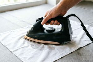 Comment réparer une petite bulle sur un lino grâce à la chaleur d'un fer à repasser posé sur un linge humide. Une astuce simple et rapide pour aplatir votre sol souple sans le remplacer