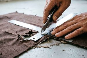 La technique du placage permet de réparer du lino déchiré en remplaçant discrètement la zone abîmée par un morceau identique. Un rendu invisible pour prolonger la vie de votre sol souple