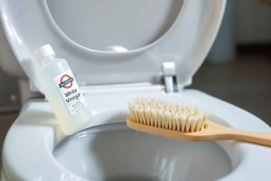 Un simple nettoyage au vinaigre blanc tous les six mois permet de prévenir efficacement les fuites de chasse d'eau liées au calcaire